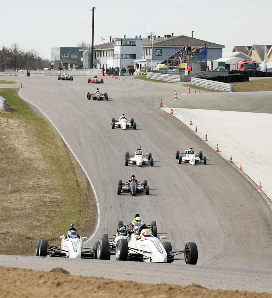 Lasse Sørensen og Michael Markussen kæmpede hårdt om føringen i flere af Formel Ford-klassens løb
(Foto: Henning Smed)